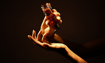 MyMuse’s Glow Oil being poured on hands